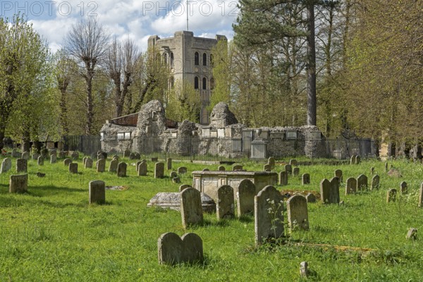 Norman tower, also called church gate, graveyard, gravestones, Bury St Edmunds, West Suffolk, England, Great Britain