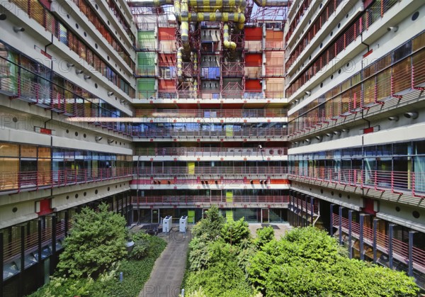 RWTH Aachen University Hospital, inner courtyard, technical modernism, visible building technology on reinforced concrete skeleton construction, North Rhine-Westphalia, Germany, Europe