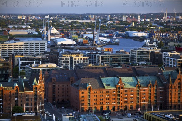 Stadtansicht von oben mit der Speicherstadt, der HafenCity und dem Hafen, Hamburg, Deutschland