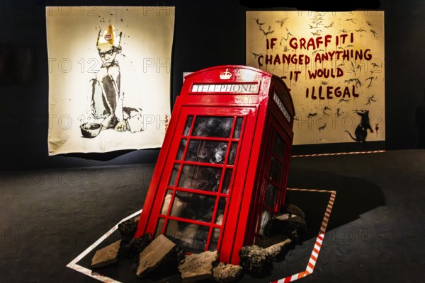 Banksy - Submerged Phonebooth, Wandel der Kommunikation, 2006, Soho, London, UK, exhibition The World of Banksy