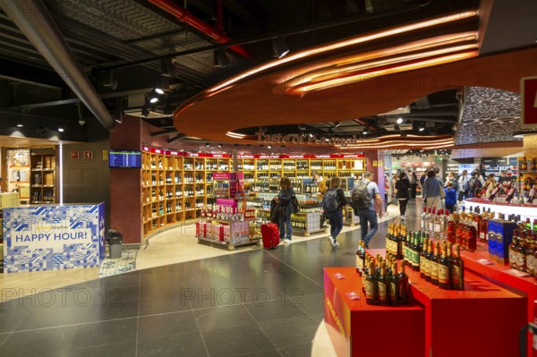 People shopping in Porto Duty Free shops, Aeroporto Francisco Sa Carneiro, Porto airport, Portugal, Europe
