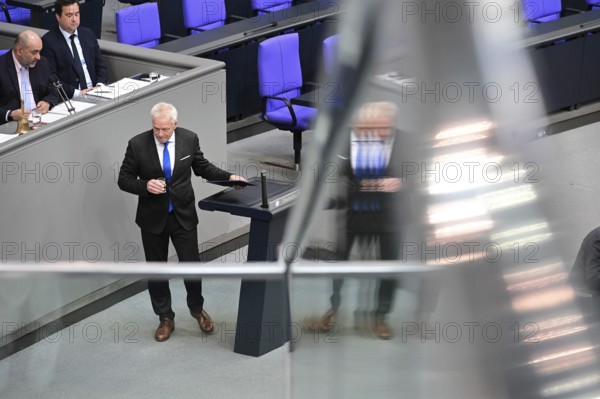 Federal Minister Alois Rainer (CDU/CSU) addresses the eleventh session of the Bundestag on the agenda item on compulsory animal labelling. After his speech, he returns to the cabinet bench