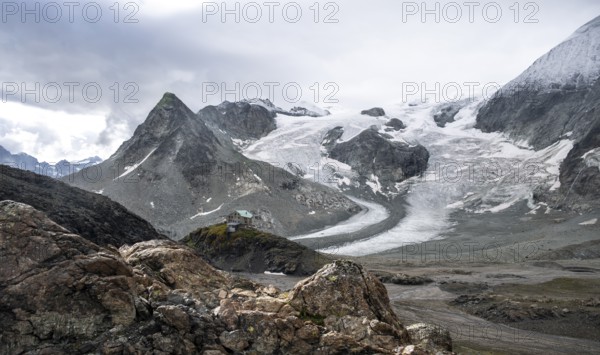 Mountain hut Cabane des Dix in front of glacier Glacier de Cheilon and summit Mont Blanc de Cheilon, Valais Alps, Valais, Switzerland, Europe