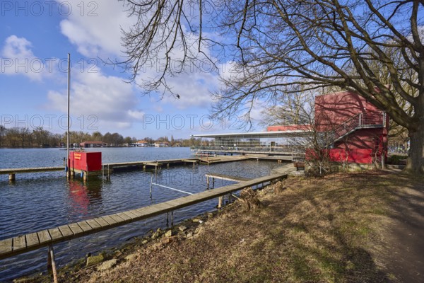 Yacht school Hanover, Maschsee, lake, jetties, jetty, bare wintry trees, shore, blue sky, cumulus clouds, Hanover, state capital, Hanover region, Lower Saxony, Germany, Europe