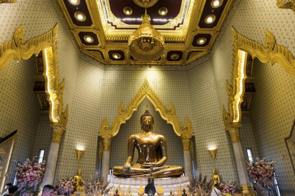 Golden Buddha statue, Wat Trai Mit Witthayaram Worawihan, Chinatown, Bangkok, Thailand, Asia