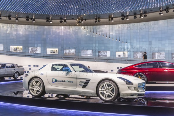 Mercedes-Benz Auto 2000 from 1981: The Mercedes-Benz Museum in Stuttgart presents a journey through the automotive history of the global corporation. Myth 6: The road to emission-free mobility, 1982 to the present day. The history of the Mercedes star begins with the first automobile in 1886. 160 vehicles are on display. Stuttgart, Baden-Württemberg, Germany, Europe