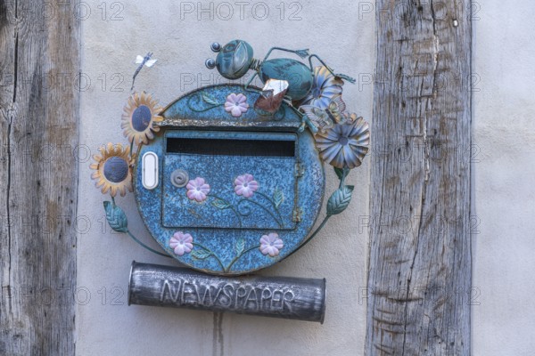 Artistically decorated letterbox, Bad Sooden, Allendorf, Allendorf district, historic old town half-timbered house, ornamentation, flower blossoms, frog, newspaper, detail, Werra-Meissner district, Hesse, Germany, Europe
