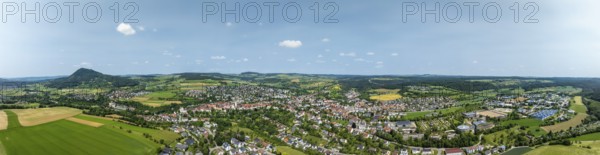 Luftbild, Panorama von der Stadt Engen im Hegau, am Horizont der Hegauvulkan Hohenhewen, Landkreis Konstanz, Baden-Württemberg, Deutschland