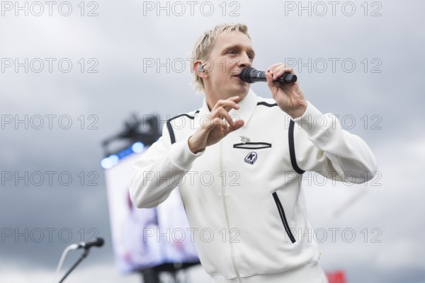Felix Brummer (Felix Kummer), singer of Kraftklub at a secret gig of the band at the Rock am Ring Festival on Saturday, Nürburgring race track race track, 07.06.2025
