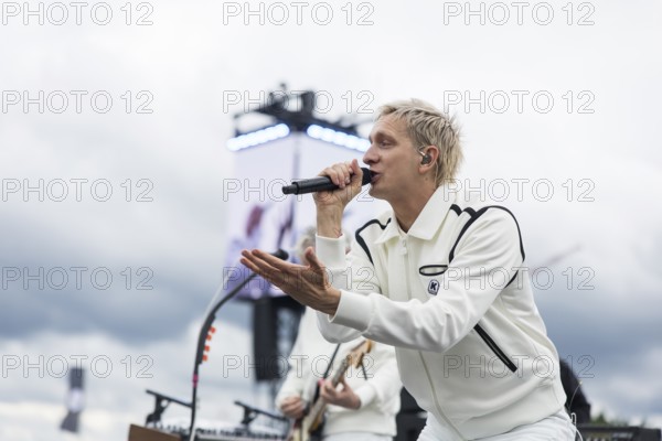 Felix Brummer (Felix Kummer), singer of Kraftklub at a secret gig of the band at the Rock am Ring Festival on Saturday, Nürburgring race track race track, 07.06.2025