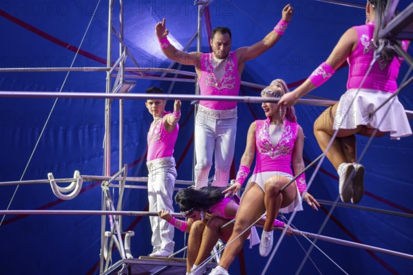 Performance by Circus Barelli in Mannheim***picture: High-wire acrobatics by the Robles troupe