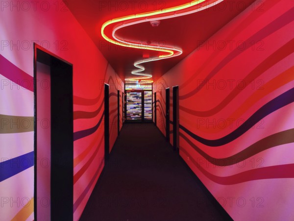 Red illuminated corridor to the individual rooms in the youth hostel Auf dem Stintfang, St. Pauli, Hamburg, Germany, Europe