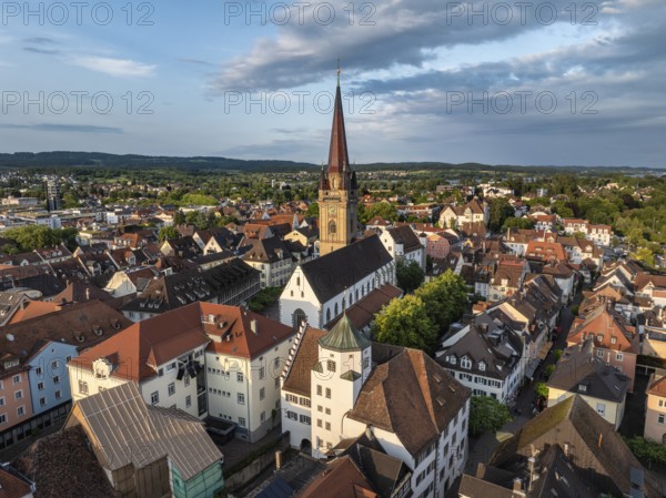 Luftbild von der Stadt Radolfzell am Bodensee mit dem Radolfzeller Münster von der Abendsonne angestrahlt, Landkreis Konstanz, Baden-Württemberg, Deutschland