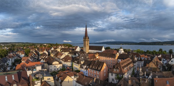 Luftbild, Panorama von der Stadt Radolfzell am Bodensee mit dem Radolfzeller Münster von der Abendsonne angestrahlt, Landkreis Konstanz, Baden-Württemberg, Deutschland
