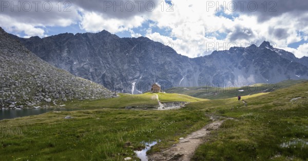 Hikers in front of the Neue Reichenberger Hütte, Hohe Tauern, Austria, Europe