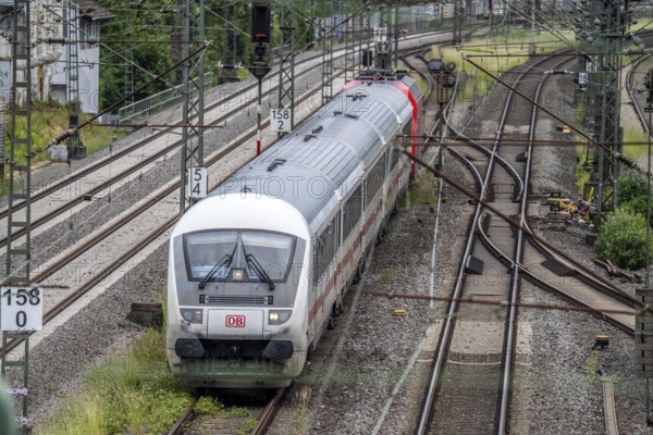 IC train, Intercity, on the line between Bochum and Dortmund, at Dortmund-Marten, multi-track line for local and long-distance traffic, Dortmund, North Rhine-Westphalia, Germany, Europe