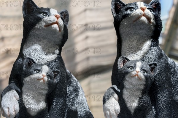 Artificial cats with kittens, as garden decoration in a garden centre, Allgäu, Bavaria, Germany, Europe