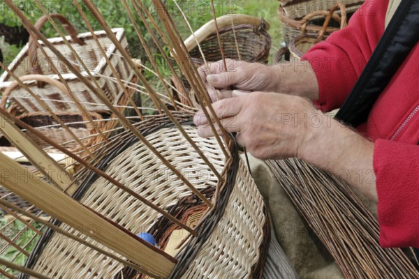 Basket maker