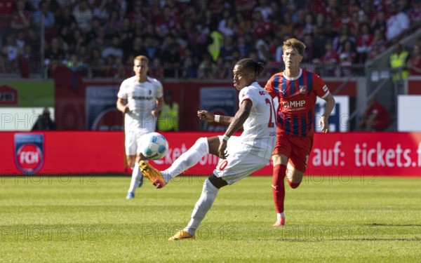 Football match, Junior ADAMU SC Freiburg left with pass to the left, Paul WANNER 1.FC Heidenheim looks on, Voith-Arena football stadium, Heidenheim