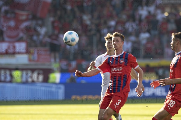 Football match, Jan SCHÖPPNER 3 1.FC Heidenheim and Noah WEISSHAUPT SC Freiburg have the ball firmly in their sights, Voith-Arena football stadium, Heidenheim