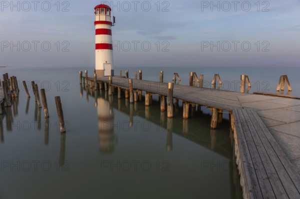 Leuchtturm im Morgenlicht, Langzeitbelichtung, Podersdorf am See, Neusiedlersee, Burgenland, Österreich