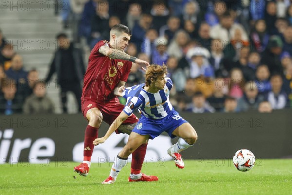 Portugal: Football Europa League, Play-Off - FC Porto vs. AS Roma - Estadio do Dragao, Porto: Rodrigo MORA FC Porto right in duel with Gianluca MANCINI AS Roma