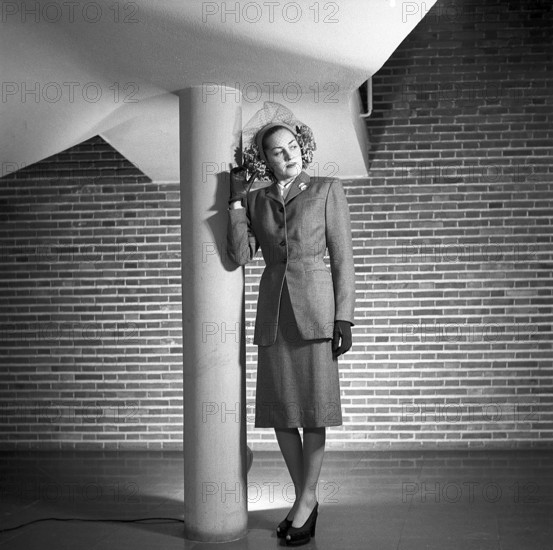 Women's fashion in the 1940s. A young woman in a typical 1940s outfit with a matching skirt and jacket. Sweden 1946 Kristoffersson Ref Y69-3