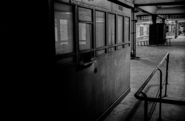 GDR, Berlin, 29 May 1990, Französische Straße underground station (U 6), 28 years of ghost station...