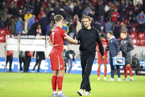 Only 0:0 draw: Head coach / coach Julian Schuster's (SC Freiburg) face as he walks to Noah Weißhaupt (SC Freiburg) speaks volumes about the disappointment in the 1st FBL: 24-25: 1st FBL: 24-25: 9th Sptg. SC Freiburg - FSV Mainz 05 DFL REGULATES PROHIBIT ANY USE OF PHOTOGRAPHS AS IMAGE SEQUENCES AND/OR QUASI-VIDEONan Photo: Joachim Hahne/johapress, Freiburg, Germany / Germany