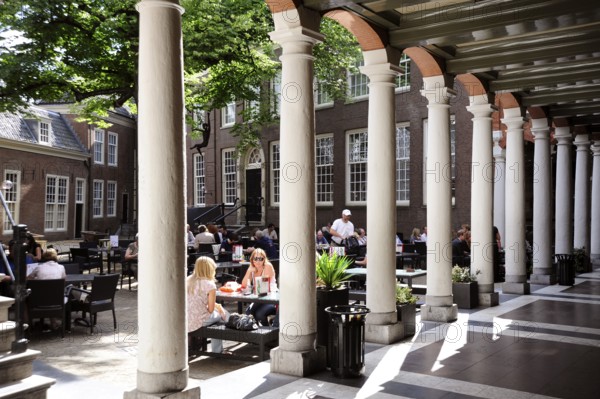 Cafe in the courtyard of the Historical Museum, city centre, Amsterdam, Noord-Holland, North-Holland, Nederland, Netherlands
