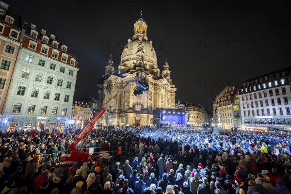 32nd Christmas Vespers and historic Christmas market on Neumarkt square in front of the Frauenkirche. According to the organisers, around 13, 000 people gathered for the traditional open-air vespers. Saxony's Protestant Bishop Tobias Bilz called for peace and humanity in his sermon. Dresden, Saxony, Germany, Europe