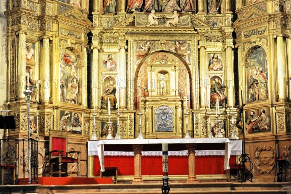 Baroque altar in the nave, richly decorated with golden details and religious paintings, Iglesia de Santa Maria de la Asuncion, Arcos de la Frontera, Province of Cadiz, Andalusia, Spain, Europe