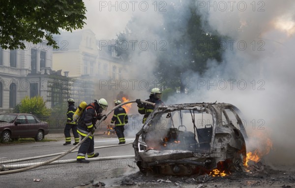 Fire brigade extinguishes burning cars on the Elbchaussee in Hamburg after the riots at the G20 summit, 2017