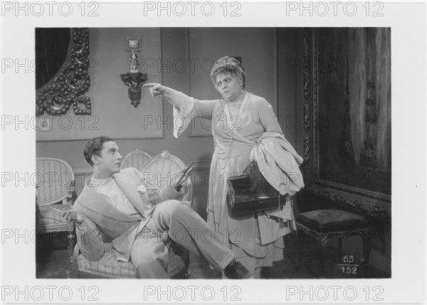 His Royal Highness shingles. A 1928 silent film starring Chilean Enrique Rivero as Nickolo, who works in his grandfather's barber shop and is an expert in shingling. A way of creating the hairstyle, inspired from America and which became fashionable in the 1920s. The actress Karin Swanström expresses herself forcefully during the shooting of a movie scene and seems to scold the young man. The film had its Swedish premiere at Röda Kvarn on February 13, 1928