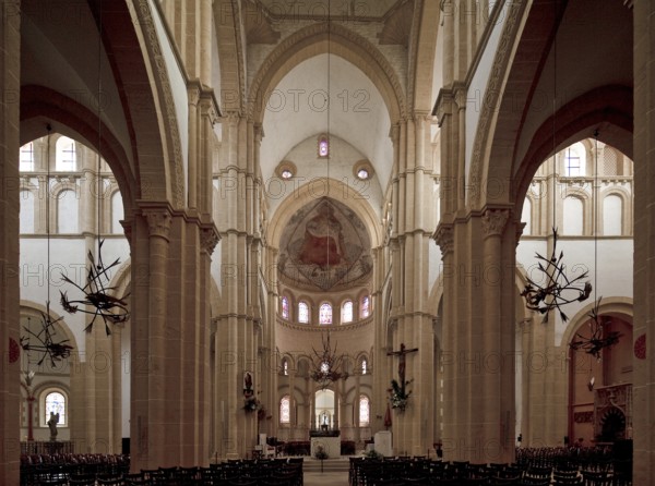 Frankr Paray-le Monial Burgundy Basilica Sacre-Coeur Begun around 1100 Interior facing east Painted in 2005 according to the findings of the 15th century Apse fresco around 1400, St., Saint, Saint