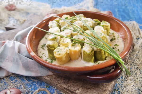 Presentation of a plate of rolls with crab meat