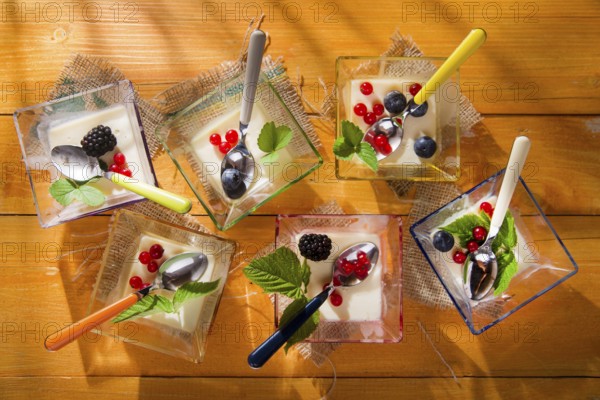 Presentation of cake made with cream and berries
