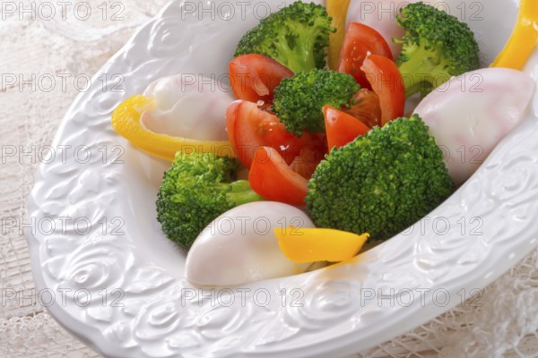 Marbled eggs with vegetables