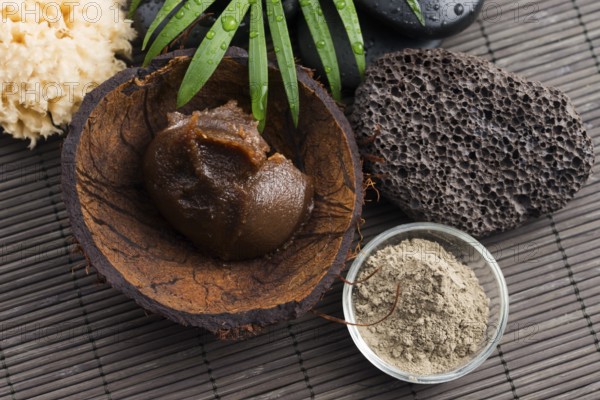 Homemade body peeling with sugar, olive oil and face mask