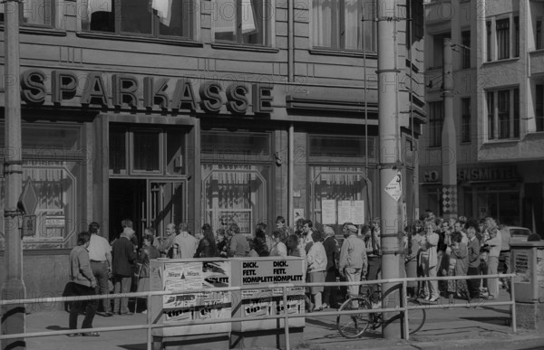 GDR, Berlin, 25 May 1990, queuing for applications for monetary union, savings bank in Kastanienallee, at the intersection of Schönhauser Alle and Dimitroffstraße)