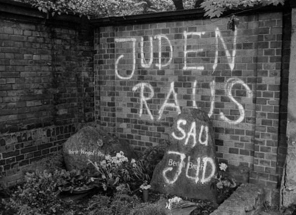 GDR, Berlin, 12 May 1990, demonstration/ rally against desecration of Brecht's grave, Jews out, Saujud, Dorotheenstädtischer cemetery