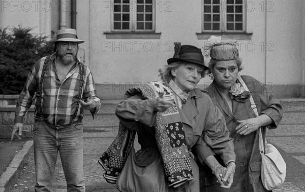 GDR, Berlin, 15.06.1990, Shooting in the courtyard of Köpenick Palace for the film Heimsuchung by director Edgar Kaufmann