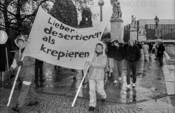 Germany, Berlin, 17 November 1990, deserter, demonstration, demonstration by opponents of compulsory military service and the Bundeswehr itself, on the Schlossbrücke bridge, Europe