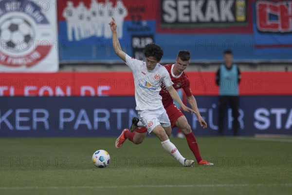 Football match, Jae Sung LEE 1. FSV Mainz 05 left on the ball in a duel with Jan SCHÖPPNER 1. FC Heidenheim