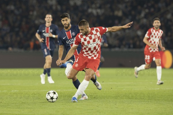 Football match, David LOPEZ Girona FC right, taking a shot, Marco ASENSIO Paris St Germain tries to stop him, Parc des Princes football stadium, Paris