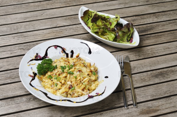 Kaesspatzen, cheese spaetzle with fresh green salad