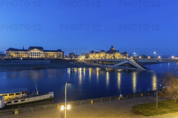 After the partial collapse of the Carola Bridge, a dam was built for the demolition work on the Neustädter Elbufer. Continuous monitoring has shown that the frosts of the last few days have caused further rusted prestressing steels to crack, so work has been suspended for the time being and navigation on the Elbe has been closed, Dresden, Saxony, Germany, Europe