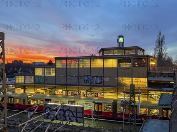 Germany, Berlin, 28.12.2023, Bornholmer Straße S-Bahn station, platform, sunset, Europe