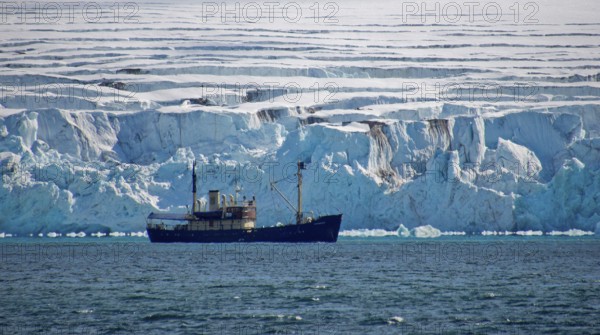 Expedition Boat, Deep Blue Glacier, 14 of July Glacier, Krossfjord, Arctic, Spitsbergen, Svalbard, Norway, Europe