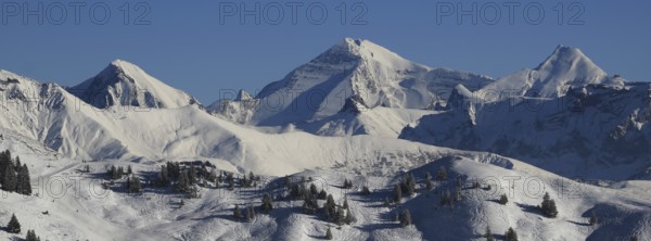 Mountain ranges of the Bernese Oberland in winter. Altels, Balmhorn and other high mountains in winter